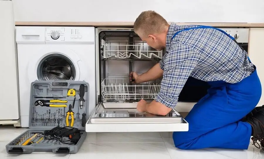 Körfez Daikin servisi teknisyen ekibi beyaz eşya tamiri yaparken